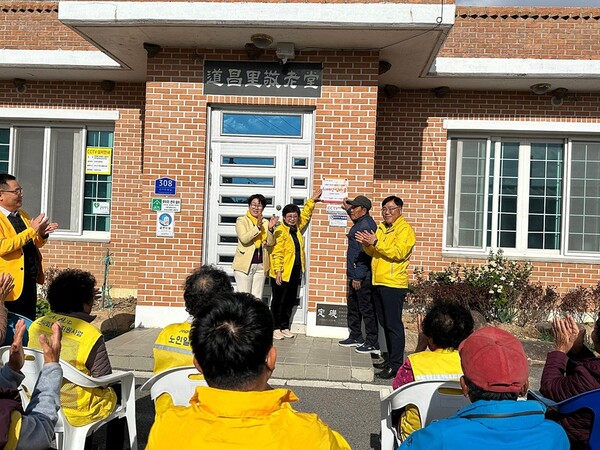 21일, 암태면 도창리마을 경로당에 ‘치매안심마을’ 현판 부착하는 모습 (사진제공=신안군)