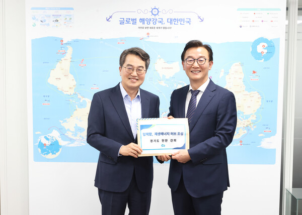  김동연 경기도지사(왼쪽)가 21일 전재수 해양수산부장관을 면담, 도 현안을 건의하고 있다.(사진=경기도)