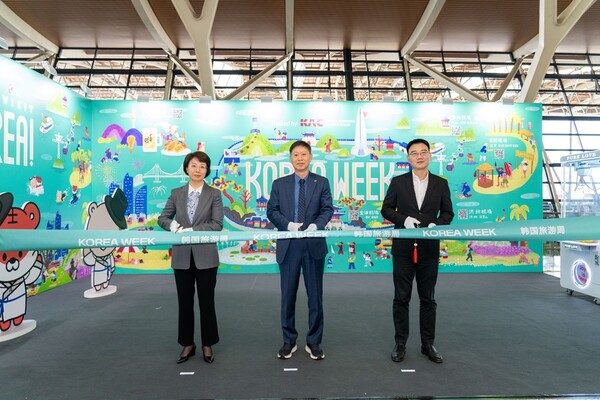 (왼쪽부터) 지난 14일 중국 상해 푸동공항에서 열린 ‘Korea Week’ 한국 관광 홍보관 오픈 행사에서 ZHAO Haibo 상해공항그룹 부사장, 손종하 한국공항공사 운영본부장, WANG Zhihua 상해문화관광국 부국장이 기념촬영을 하는 모습. 사진=한국공항공사 제공