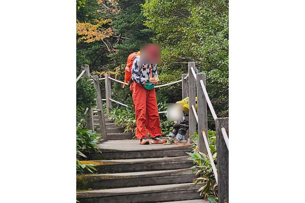 제주 한라산에서 중국인으로 추정되는 여성이 등산로에서 아이에게 대변을 누이고 있다. 사진=한라산국립공원 홈페이지 캡처