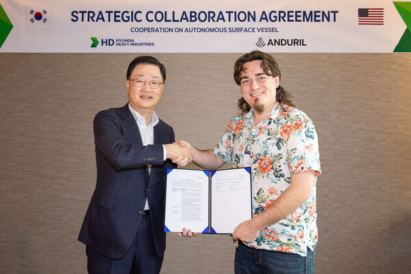 최근 서울 중구 웨스틴 조선호텔에서 주원호 HD현대중공업 사장(사진 왼쪽)과 안두릴 팔머 럭키 공동 설립자가 ASV 설계 및 건조계약을 체결하는 모습. 사진=HD현대