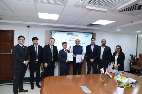 NH농협캐피탈은 최근 인도의 여신전문금융사 IFFCO Kisan Finance Limited에 최대 100억 원 규모의 추가 지분투자 계약을 체결했다. 석승열 NH농협캐피탈 상무(왼쪽에서 네 번째)와 Ranjan Sharma IKFL 대표이사(왼쪽에서 다섯 번째)가 현지 면담을 마친 뒤, 기념촬영을 하고 있다. 사진=NH농협금융지주 제공