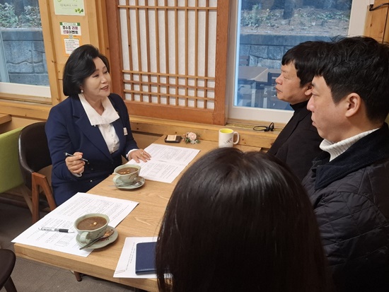 경기도의회_정윤경_부의장,군포시사회복지사협의회와_장애인주간이용시설_지원논의(사진=경기도의회)