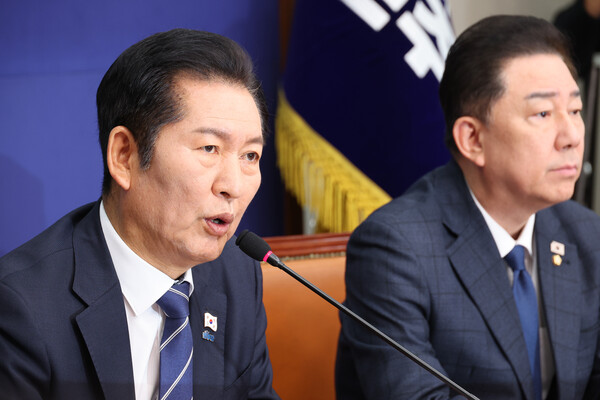 정청래 더불어민주당 대표(왼쪽)와 김병기 민주당 원내대표. 사진=연합뉴스