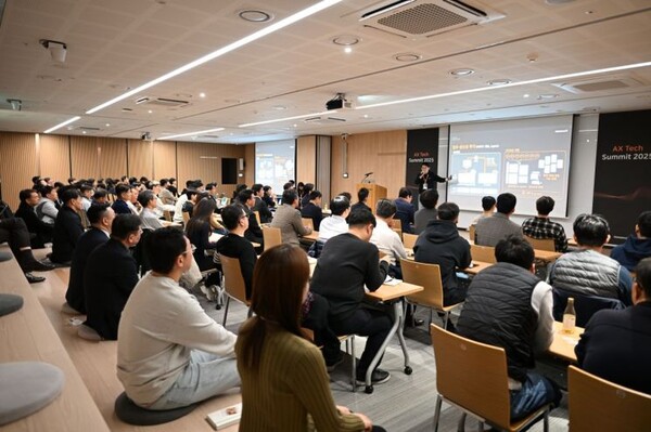 이정훈 코스콤 AX추진실 실장이 21일 서울 여의도 본사에서 열린 ‘AX Tech Summit 2025’ 행사에서 발표를 진행하고 있다. 사진=코스콤