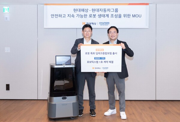 (왼쪽부터) 윤의영 현대해상 기업보험부문장 전무, 현동진 현대차·기아 로보틱스랩 상무가 24일 서울시 종로구 현대해상 본사에서 열린 ‘로보틱스 기반 보험 및 금융 서비스 고도화를 위한 업무협약(MOU)’에서 기념사진을 촬영하고 있다. 사진=현대차 제공 