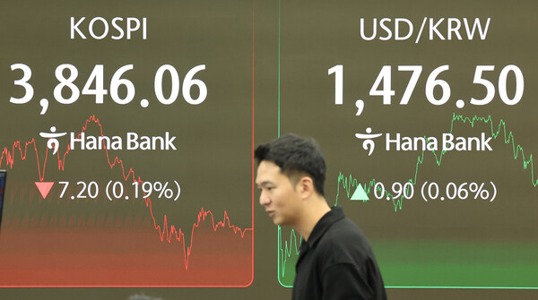 24일 오후 서울 중구 하나은행 딜링룸 현황판에 코스피 지수 등이 표시되고 있다. 사진=연합뉴스