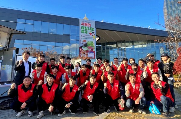 하림이 지난 21일 KBS전주방송총국 시민녹지광장에서 열린 ‘2025 사랑의 김장나눔 축제’에 후원 기업으로 참여하고 임직원 봉사활동을 펼쳤다. 사진=하림