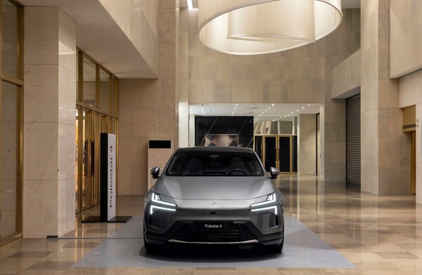 폴스타 4가 대전 신세계에 전시돼 있다. 사진=폴스타 제공