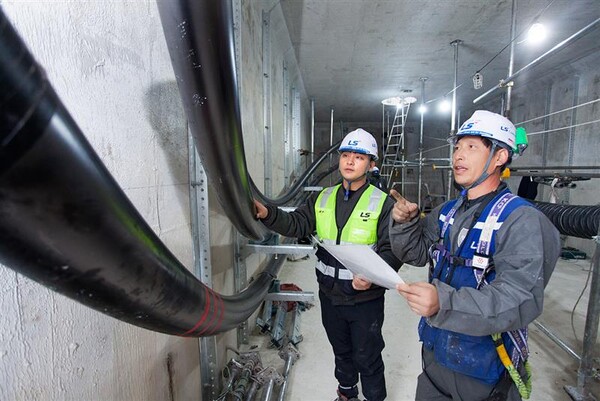 '동해안-신가평' 시공 현장을 점검하고 있는 LS전선 직원. 사진=LS전선