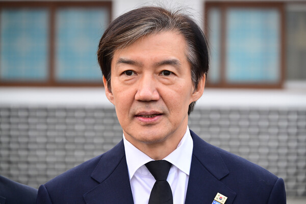 조 대표가 전날 오전 서울 동작구 국립서울현충원 현충탑을 참배한 뒤 취재진과 만나 인터뷰하고 있다. 사진=연합뉴스