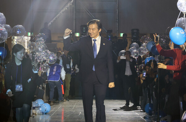 조 대표가 지난 23일 오후 당 대표 선출을 위해 청주 오스코에서 열린 전당대회에 입장하고 있다. 사진=연합뉴스