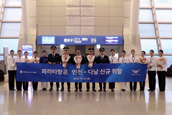 지난 24일 인천국제공항에서 진행된 파라타항공 인천-베트남 다낭  신규취항식에서  윤철민 대표이사(왼쪽에서 8번째)와 임직원들이 기념 촬영을 하고 있다. 사진=파라타항공