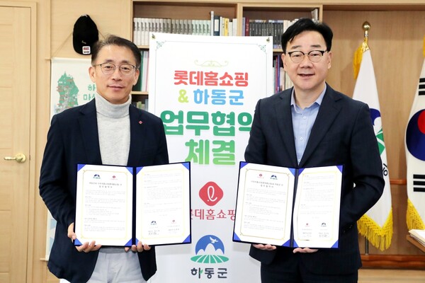 (왼쪽부터) 김재겸 롯데홈쇼핑 대표, 하동군 하승철 군수가 기념촬영을 하고 있다. 사진=롯데홈쇼핑 제공