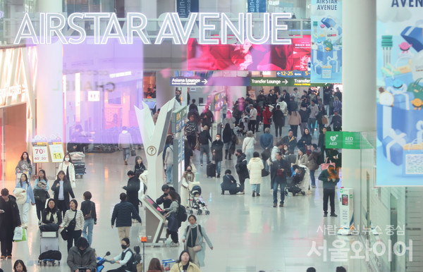 인천공항 제1여객터미널 면세점이 여행객들로 붐비고 있다.