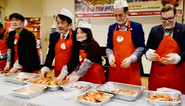 CJ제일제당이 지난 23일 미국 버지니아주 헌던 커뮤니티센터에서 열린 ‘제4회 버지니아 김치의 날’ 행사에 K-푸드 대표 브랜드 비비고가 김치, 만두, 볶음밥, 김스낵 등 제품을 후원했다. 사진=CJ제일제당