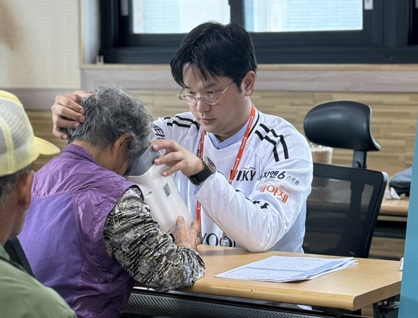 홍천군 주민이 ‘위스키’와 ‘옵티나’를 통해 안저검진을 받고 있다.(사진=대웅제약)