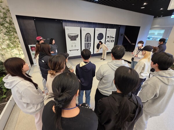 지난 21일 교촌에프앤비 판교 본사에서 진행된 ‘기업탐방’ 프로그램에 참여한 이주배경 청소년들이 사옥을 둘러보고 있는 모습. 사진=교촌에프앤비