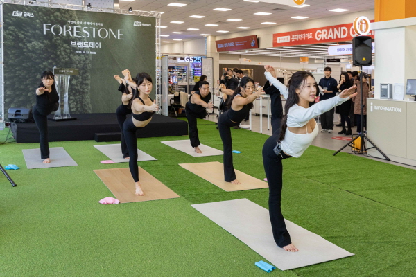지난 22일 KCC글라스 홈씨씨 포레스톤 브랜드데이 행사에 참여한 요가 강사 박소리와 요가 인플루언서들이 포레스톤 위에서 요가 퍼포먼스를 선보이고 있다. 사진=KCC글라스
