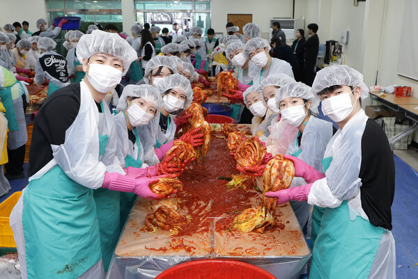 iM뱅크는 대한적십자사 대구지사 별관에서 ‘iM뱅크와 적십자사가 함께하는 사랑의 김장 나눔’ 행사를 열고, 지역의 소외 이웃 970세대에 따뜻한 겨울 밥상을 선물했다. 사진=iM뱅크 제공