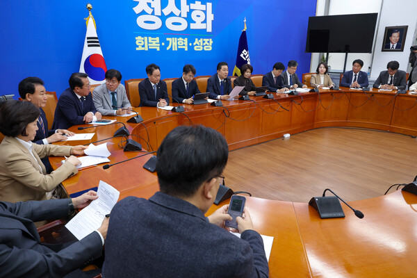 더불어민주당이 25일 국회에서 열린 원내대책회의를 통해 3차 상법 개정안 연내 처리 목표 구상을 밝혔다. 사진=연합뉴스 