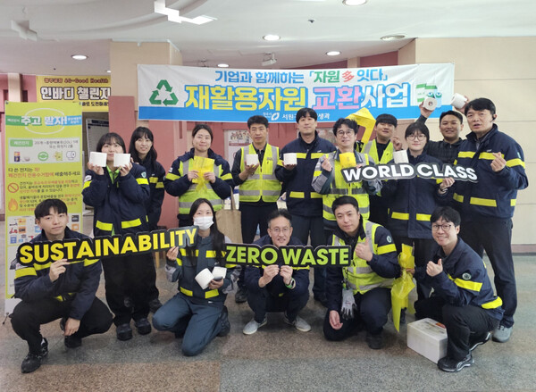 오비맥주 청주공장이 충북 청주시 서원구청과 함께 임직원을 대상으로 재활용 자원 교환 캠페인을 실시했다. 사진=오비맥주
