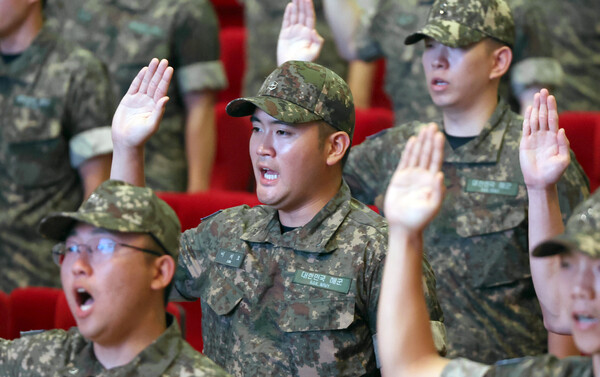 이재용 삼성전자 회장의 장남 이지호씨가 오는 28일 해군 학사사관후보생 139기 임관식에서 기수 대표로 제병 지휘에 나선다.  사진은 이지호씨가 지난 23일 경남 창원시 진해구 해군사관학교 웅포 강당에서 열린 '제139기 해군 사관후보생 입교식'에서 선서하는 모습. 사진=연합뉴스