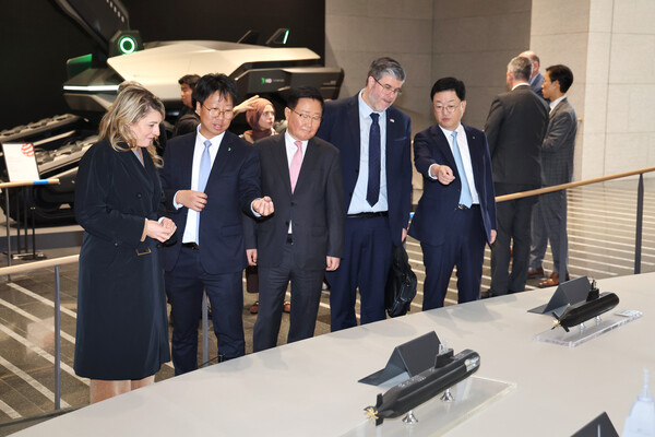 25일 멜라니 졸리 캐나다 산업부 장관과 필립 라포튠 주한 캐나다 대사 일행이 조석 HD현대 부회장, 주원호 HD현대중공업 사장과 함께 HD현대 글로벌R&D센터에서 미래형 선박·잠수함·호위함 등 함정 모형을 둘러보고 있다. 사진=HD현대