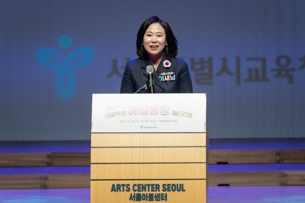 서울시의회 교육위원회 소속 이새날 의원이 지난 19일 ‘2025 서울학생 예술몽땅 페스티벌’ 현장을 찾아 예술교육의 지원 강화를 약속했다. 사진=서울시의회 제공