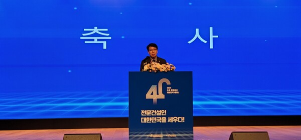 강동길 서울시의회 도시안전건설위원장이 25일 ‘2025 도로포장공사 미래 전략 세미나’에 참석해 축사하고 있다. 사진=서울시의회 