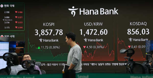 25일 서울 을지로 하나은행 본점 딜링룸 현황판에 코스피·코스닥 지수 등이 표시돼 있다. 사진=연합뉴스