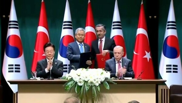 (왼쪽부터)이재명 한국 대통령, 김동철 한전 사장, 네자티 야마치 튀르키예 원자력공사 사장, 에르도안 튀르키예 대통령. 사진=한국전력공사