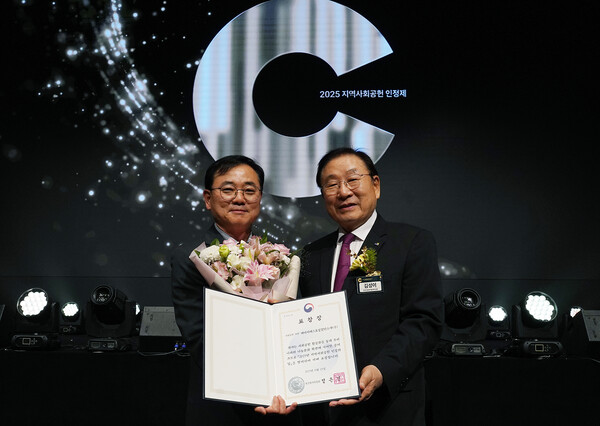 최형식 HS효성 커뮤니케이션실 상무(왼쪽)와 김성이 한국사회복지협의회장. 사진=HS효성