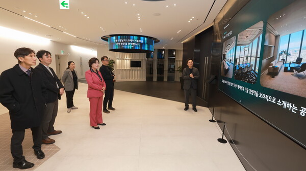 신계용 과천시장과 시 관계자들이 LG에너지솔루션 본사를 방문해 회사소개를 듣고있다.(사진=과천시)