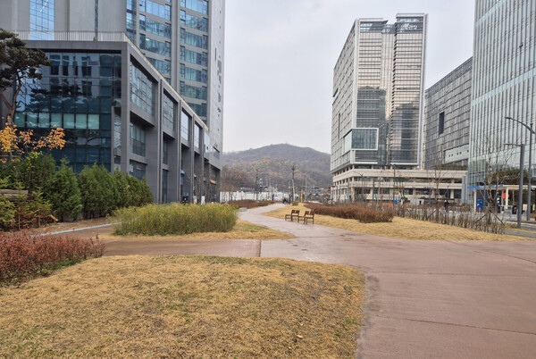 과천시가 지정타 광역상수도 매설 유휴부지 활용해 조성한 산책로·생활쉼터(사진=과천시)