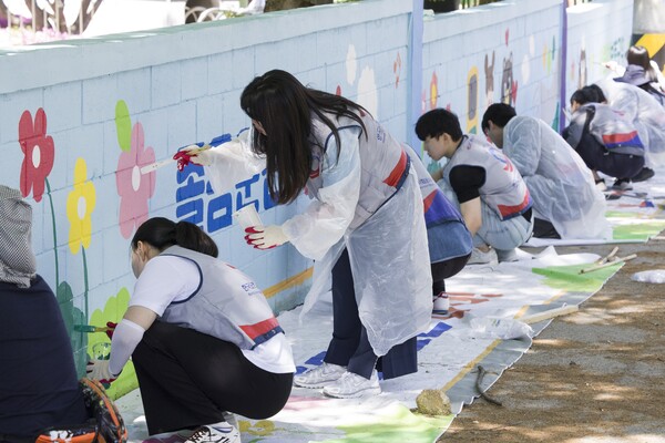한국도로공사 임직원들이 김천 서부초등학교에서 벽화 그리기 봉사활동을 하는 모습. 사진=한국도로공사 제공