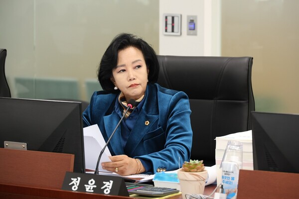 251125_정윤경_부의장__수입_소고기_무관세_임박한_가운데_한우농가_지원_방역비_축소에_강한_우려_제기_(1)