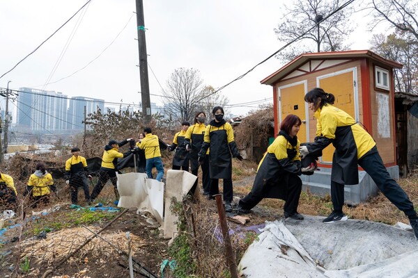 카카오뱅크 임직원들이 지난 25일 서울시 강남구 구룡마을에서 연탄나눔 봉사활동을 하고 있다. 사진=카카오뱅크 제공