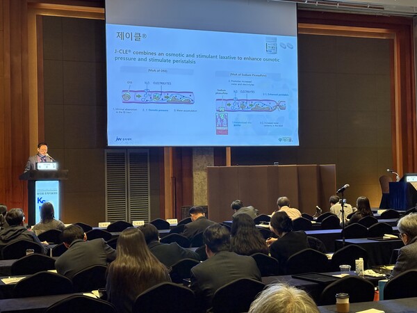 JW중외제약은 지난 23일 롯데호텔 서울에서 열린 한국건강검진학회 추계학술대회에서 정제형 대장정결제 ‘제이클 정’ 심포지엄을 개최했다. 제이클 정의 약효와 안전성, 복약 순응도를 공유하기 위해 마련된 이번 심포지엄에는 내과 전문의를 비롯한 의료진이 참석했다.(사진=JW중외제약)