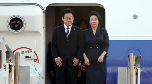  주요 20개국(G20) 정상회의 참석을 계기로 아프리카·중동 4개국 순방을 마치고 돌아온 이재명 대통령과 김혜경 여사가 26일 성남 서울공항에 도착했다. 사진=연합뉴스  