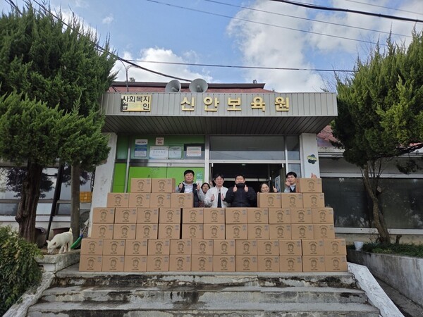 신안 이지팜 이지훈 대표, 새해 맞아 지역 아동에 상추 100박스 기부 - 뉴스 썸네일 이미지