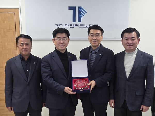경기북부 산업 균형발전 기여 윤충식 의원, 대진테크노파크 감사패 - 뉴스 썸네일 이미지