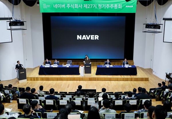 'AI 투명성' 속도 내는 네이버·카카오…광고·쇼핑 내 'AI 표기' 의무화