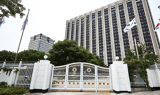 [Biz&Law] "검찰권 남용" 정부, 美 법원서 '11조원' 손해배상 피소 - 뉴스 썸네일 이미지