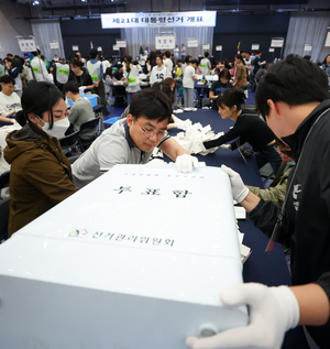 대선 <b>개표</b>율 30%… 이재명 48.27%, <b>김문수</b> 43.47%, 이준석 7.22%