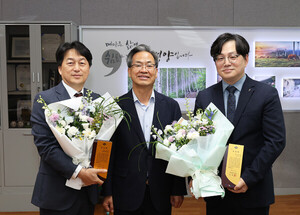 영양군, 2025년 경북도 지방세 성실납세자 표창패 전수 - 뉴스 썸네일 이미지